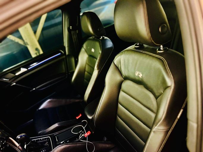 مستعملة Volkswagen Golf R سابعاً, 2.0 l, 2016 في في أبو ظبي، اللون رمادي. مواصفات الخليج | AUTO.AE