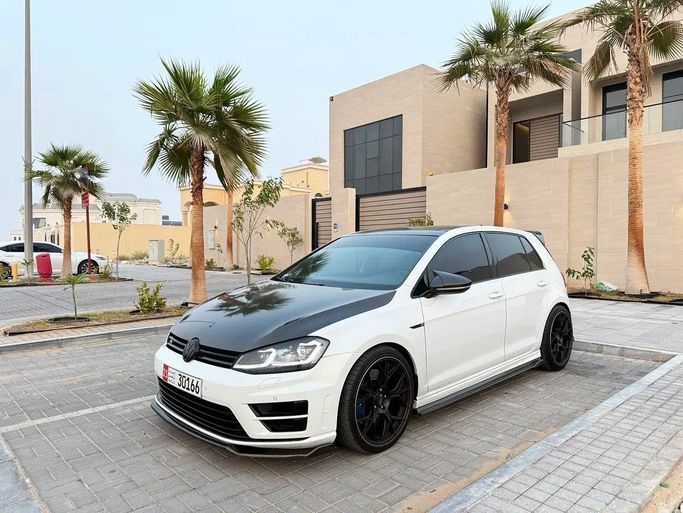 Подержанный Volkswagen Golf R VII, 2.0 л, 2015 в Абу-Даби от Edition One Motors Белый цвет. GCC | AUTO.AE
