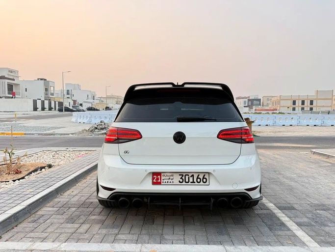 Подержанный Volkswagen Golf R VII, 2.0 л, 2015 в Абу-Даби от Edition One Motors Белый цвет. GCC | AUTO.AE