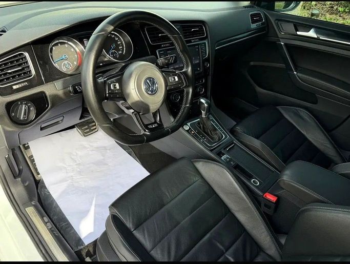 Подержанный Volkswagen Golf R VII, 2.0 л, 2015 в Абу-Даби от Edition One Motors Белый цвет. GCC | AUTO.AE