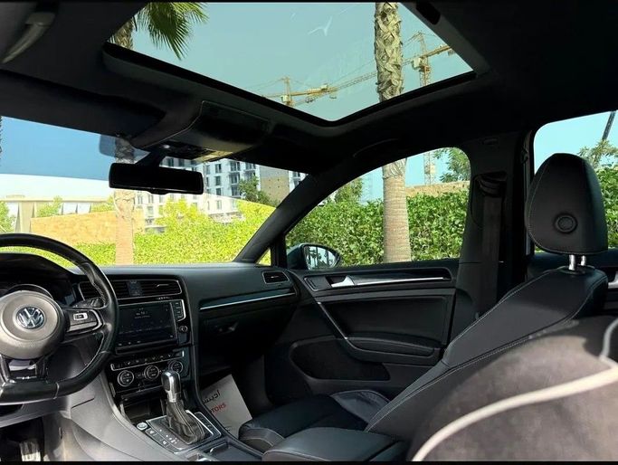 Подержанный Volkswagen Golf R VII, 2.0 л, 2015 в Абу-Даби от Edition One Motors Белый цвет. GCC | AUTO.AE