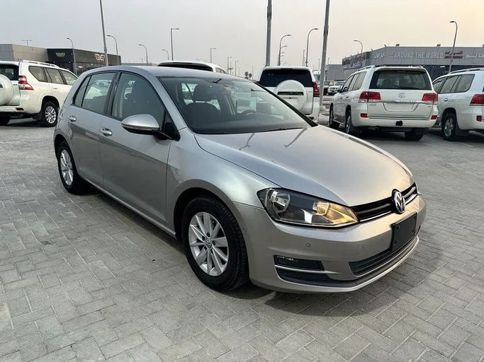 Подержанный Volkswagen Golf VII, 1.6 л, 2017 в Абу-Даби от Bin Faraj Automobile Showroom Серый цвет. GCC | AUTO.AE