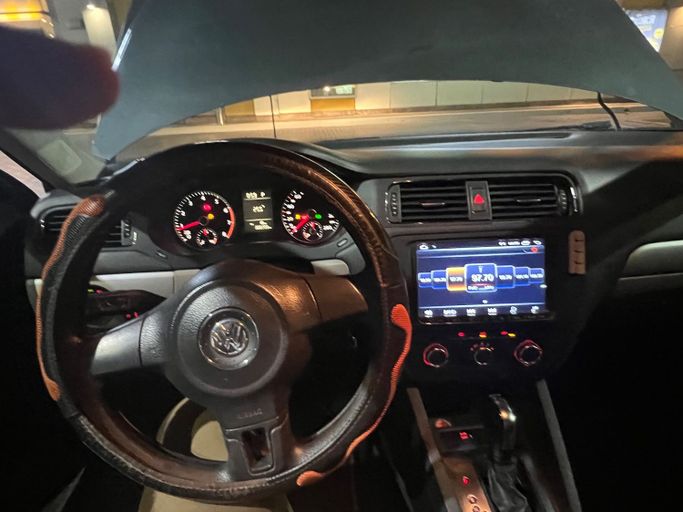 Used Volkswagen Jetta VI, 1.6 l, 2013 in Abu Dhabi, Grey color. GCC Specs | AUTO.AE