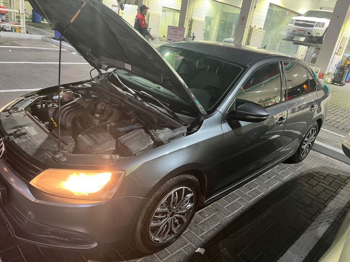 Used Volkswagen Jetta VI, 1.6 l, 2013 in Abu Dhabi, Grey color. GCC Specs | AUTO.AE