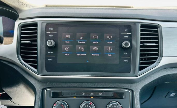 Подержанный Volkswagen Teramont I Рестайлинг, 2.0 л, 2022 в Абу-Даби от Advantage Motors Белый цвет. GCC | AUTO.AE