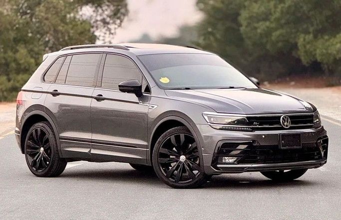 Подержанный Volkswagen Tiguan R, 2.0 л, 2019 в Абу-Даби от Al Waleed Used Cars Серый цвет. GCC | AUTO.AE