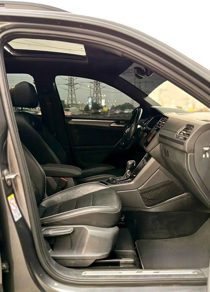 Подержанный Volkswagen Tiguan R, 2.0 л, 2019 в Абу-Даби от Al Waleed Used Cars Серый цвет. GCC | AUTO.AE
