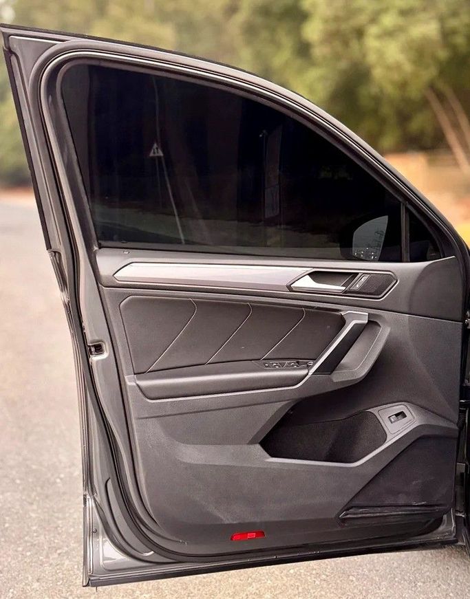 Подержанный Volkswagen Tiguan R, 2.0 л, 2019 в Абу-Даби от Al Waleed Used Cars Серый цвет. GCC | AUTO.AE