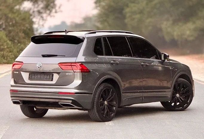 Подержанный Volkswagen Tiguan R, 2.0 л, 2019 в Абу-Даби от Al Waleed Used Cars Серый цвет. GCC | AUTO.AE