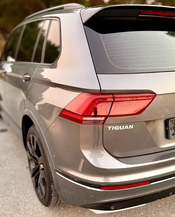 Подержанный Volkswagen Tiguan R, 2.0 л, 2019 в Абу-Даби от Al Waleed Used Cars Серый цвет. GCC | AUTO.AE