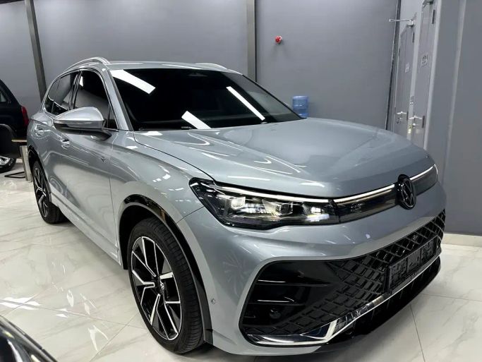 مستعملة Volkswagen Tiguan III (السوق الصينية), 2.0 l, 2025 في في أبو ظبي من Al saada cars exibition، اللون رمادي. مواصفات الخليج | AUTO.AE
