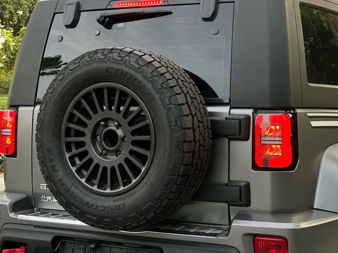 Подержанный BAIC BJ40 I Рестайлинг, 2.3 л, 2023 в Аджмане от Abu Rashid Cars  Серый цвет. GCC | AUTO.AE