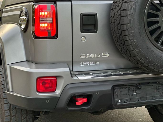 Подержанный BAIC BJ40 I Рестайлинг, 2.3 л, 2023 в Аджмане от Abu Rashid Cars  Серый цвет. GCC | AUTO.AE