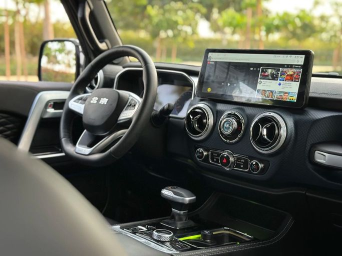 Подержанный BAIC BJ40 I Рестайлинг, 2.3 л, 2023 в Аджмане от Abu Rashid Cars  Серый цвет. GCC | AUTO.AE