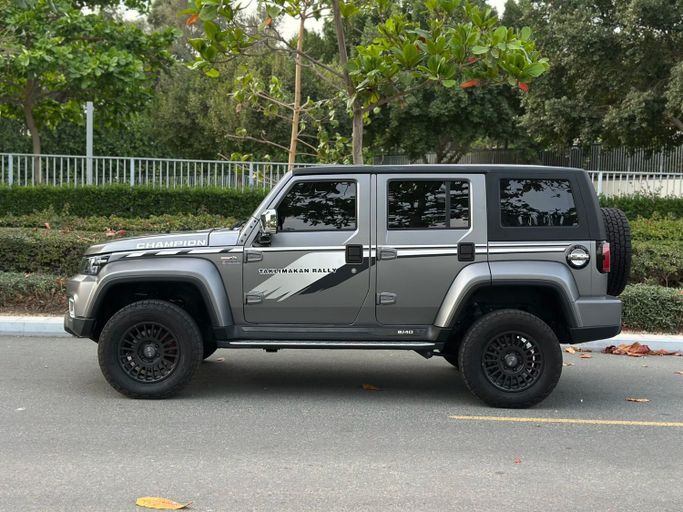 Подержанный BAIC BJ40 I Рестайлинг, 2.3 л, 2023 в Аджмане от Abu Rashid Cars  Серый цвет. GCC | AUTO.AE