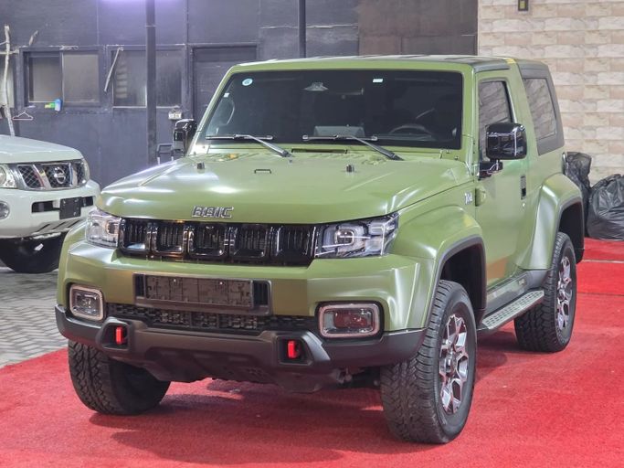 Подержанный BAIC BJ40 I Рестайлинг, 2.0 л, 2023 в Аджмане от Abu Rashid Cars  Зеленый цвет. GCC | AUTO.AE
