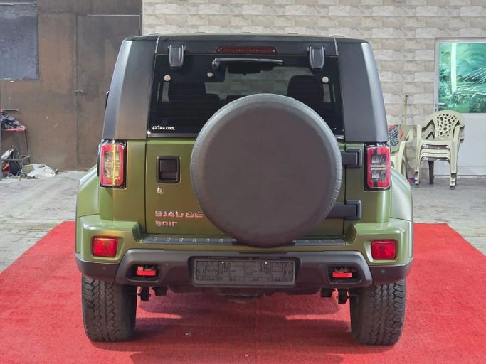 Подержанный BAIC BJ40 I Рестайлинг, 2.0 л, 2023 в Аджмане от Abu Rashid Cars  Зеленый цвет. GCC | AUTO.AE