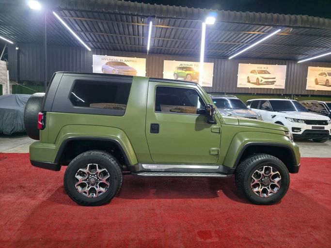 Подержанный BAIC BJ40 I Рестайлинг, 2.0 л, 2023 в Аджмане от Abu Rashid Cars  Зеленый цвет. GCC | AUTO.AE