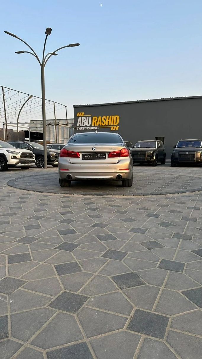 Подержанный BMW 5 Series 520i VII (G30/G31), 2.0 л, 2018 в Аджмане от Abu Rashid Cars  Золотистый цвет. GCC | AUTO.AE