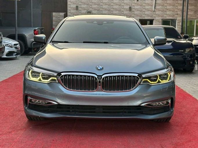 Подержанный BMW 5 Series 540i VII (G30/G31), 3.0 л, 2018 в Аджмане от Al Jernas Used Cars Trading FZE Серый цвет. GCC | AUTO.AE