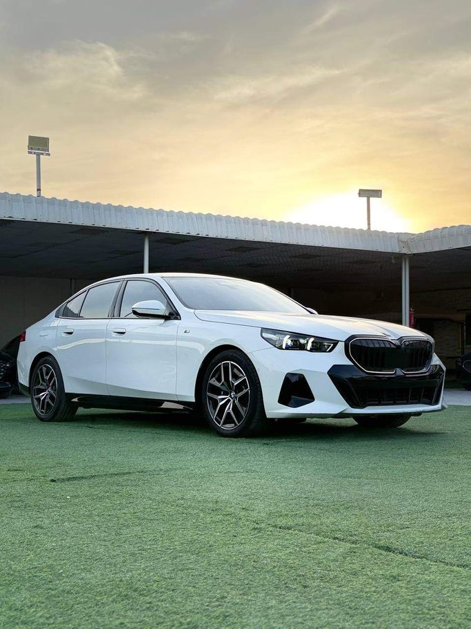 Подержанный BMW 5 Series 525Li VIII (G60/G61/G68), 2.0 л, 2025 в Аджмане от Syria Motors Белый цвет. Корейская | AUTO.AE