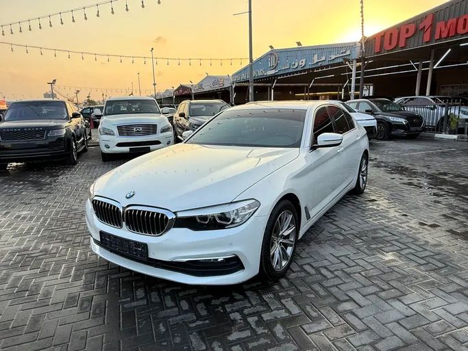 مستعملة BMW 5 Series 520i سابعاً (G30/G31), 2.0 l, 2019 في في عجمان من TOP 1 MOTORS، اللون أبيض. مواصفات الخليج | AUTO.AE