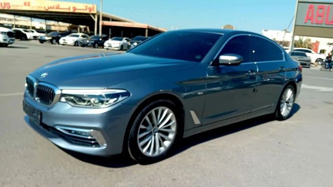 Подержанный BMW 5 Series 530i VII (G30/G31), 2.0 л, 2018 в Аджмане от DAR AL SAFWA USED CARS Серый цвет. Корейская | AUTO.AE