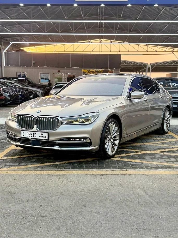 Подержанный BMW 7 Series 740Li VI (G11/G12), 3.0 л, 2016 в Аджмане от Al Hilal Motors Золотистый цвет. GCC | AUTO.AE