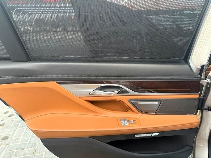Подержанный BMW 7 Series 740Li VI (G11/G12), 3.0 л, 2016 в Аджмане от Al Hilal Motors Золотистый цвет. GCC | AUTO.AE