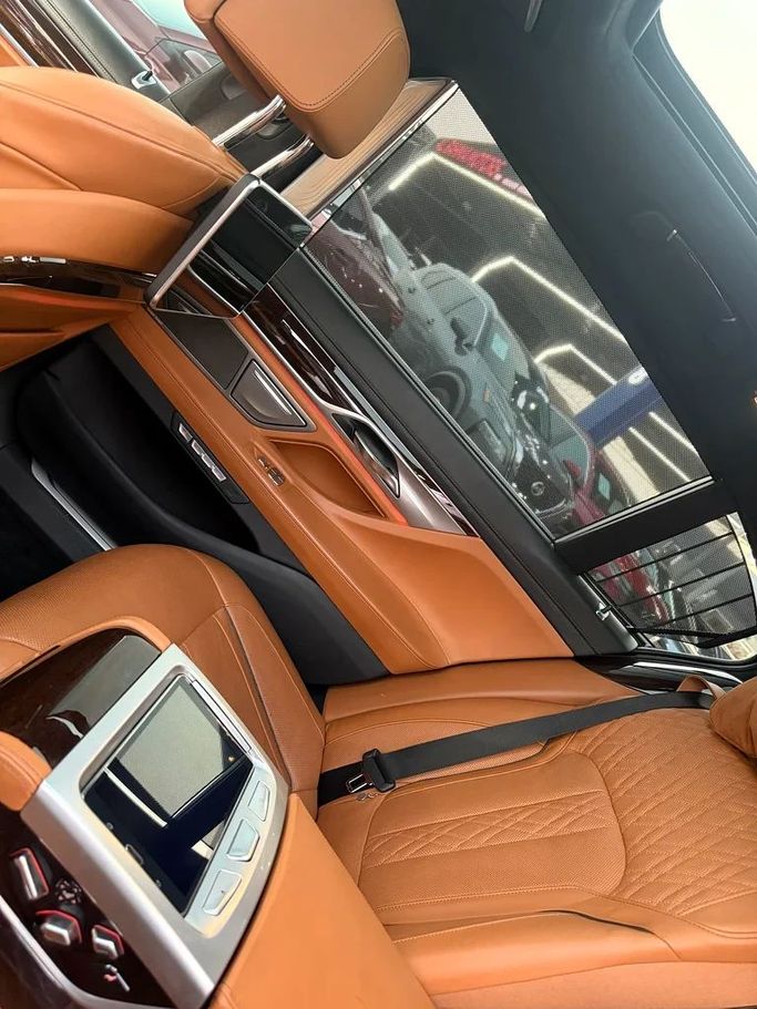 Подержанный BMW 7 Series 740Li VI (G11/G12), 3.0 л, 2016 в Аджмане от Al Hilal Motors Золотистый цвет. GCC | AUTO.AE