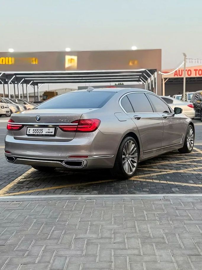 Подержанный BMW 7 Series 740Li VI (G11/G12), 3.0 л, 2016 в Аджмане от Al Hilal Motors Золотистый цвет. GCC | AUTO.AE