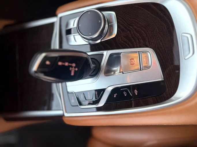 Подержанный BMW 7 Series 740Li VI (G11/G12), 3.0 л, 2016 в Аджмане от Al Hilal Motors Золотистый цвет. GCC | AUTO.AE