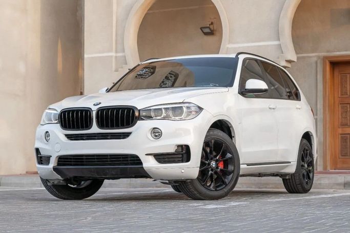 Подержанный BMW X5 35i III (F15), 3.0 л, 2015 в Аджмане от AMG Cars Белый цвет. GCC | AUTO.AE