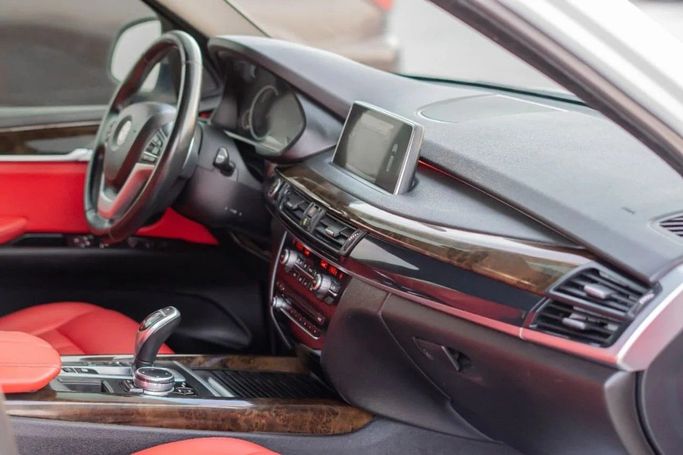 Подержанный BMW X5 35i III (F15), 3.0 л, 2015 в Аджмане от AMG Cars Белый цвет. GCC | AUTO.AE