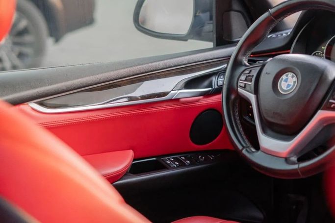 Подержанный BMW X5 35i III (F15), 3.0 л, 2015 в Аджмане от AMG Cars Белый цвет. GCC | AUTO.AE