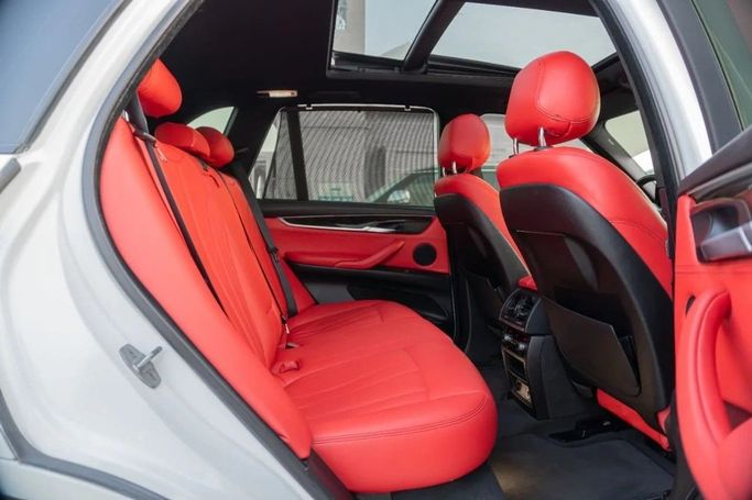 Подержанный BMW X5 35i III (F15), 3.0 л, 2015 в Аджмане от AMG Cars Белый цвет. GCC | AUTO.AE