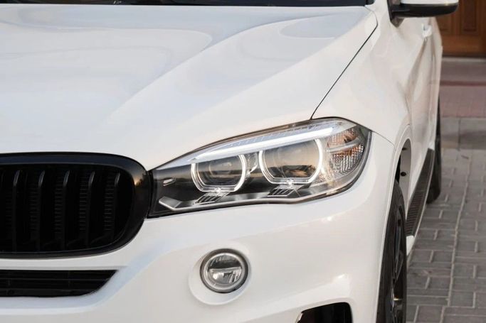 Подержанный BMW X5 35i III (F15), 3.0 л, 2015 в Аджмане от AMG Cars Белый цвет. GCC | AUTO.AE