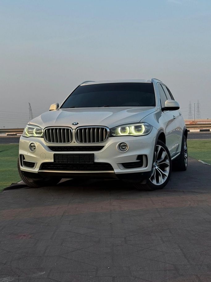 Подержанный BMW X5 50i III (F15), 4.4 л, 2014 в Аджмане от Abu Rashid Cars  Белый цвет. GCC | AUTO.AE