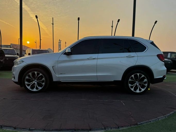 Подержанный BMW X5 50i III (F15), 4.4 л, 2014 в Аджмане от Abu Rashid Cars  Белый цвет. GCC | AUTO.AE