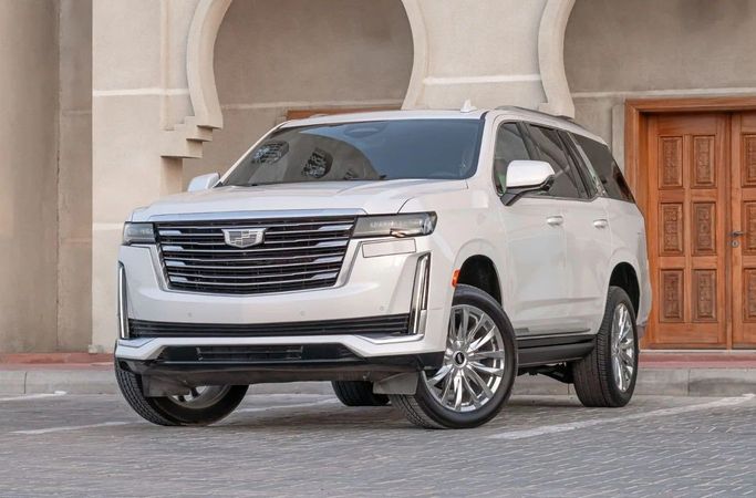 Подержанный Cadillac Escalade V, 6.2 л, 2024 в Аджмане от AMG Cars Белый цвет. Американская | AUTO.AE