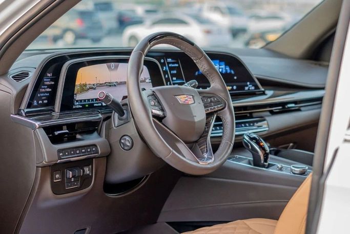 Подержанный Cadillac Escalade V, 6.2 л, 2024 в Аджмане от AMG Cars Белый цвет. Американская | AUTO.AE