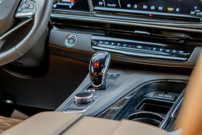 Подержанный Cadillac Escalade V, 6.2 л, 2024 в Аджмане от AMG Cars Белый цвет. Американская | AUTO.AE