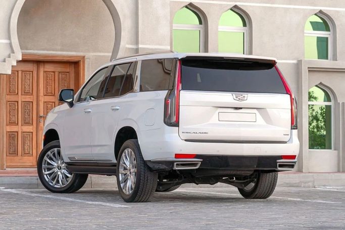 Подержанный Cadillac Escalade V, 6.2 л, 2024 в Аджмане от AMG Cars Белый цвет. Американская | AUTO.AE