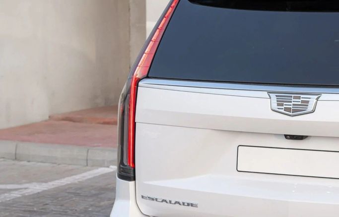 Подержанный Cadillac Escalade V, 6.2 л, 2024 в Аджмане от AMG Cars Белый цвет. Американская | AUTO.AE