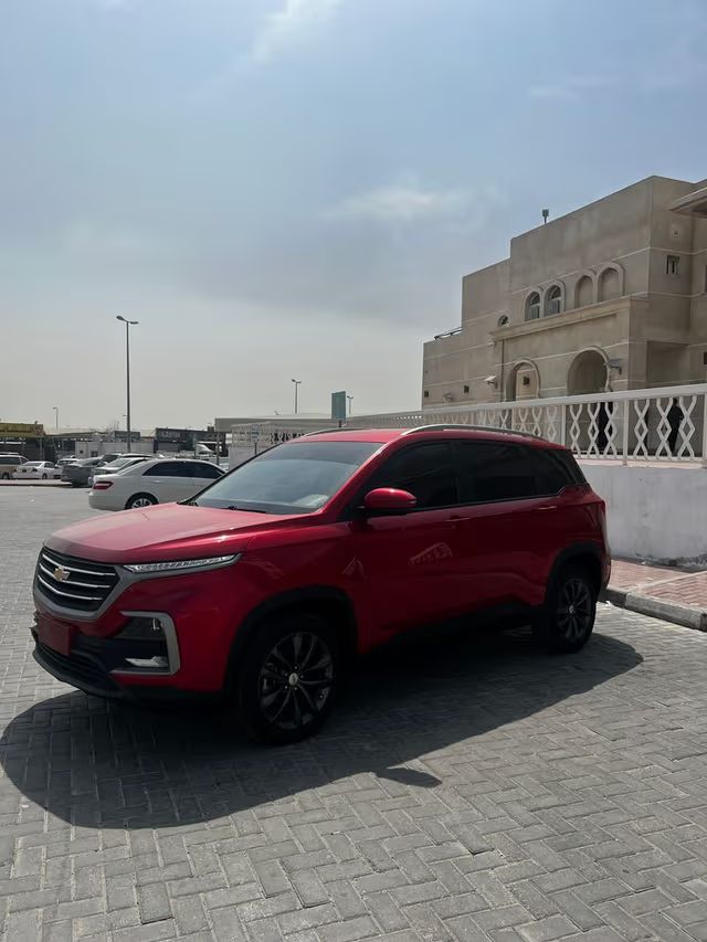 Подержанный Chevrolet Captiva II, 1.5 л, 2022 в Аджмане от AL SAFEER MOTORS Бордовый цвет. GCC | AUTO.AE