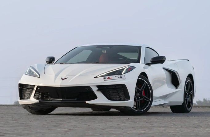 Подержанный Chevrolet Corvette Stingray C8, 6.2 л, 2024 в Аджмане от AMG Cars Белый цвет. Американская | AUTO.AE