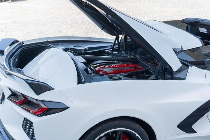 Подержанный Chevrolet Corvette Stingray C8, 6.2 л, 2024 в Аджмане от AMG Cars Белый цвет. Американская | AUTO.AE