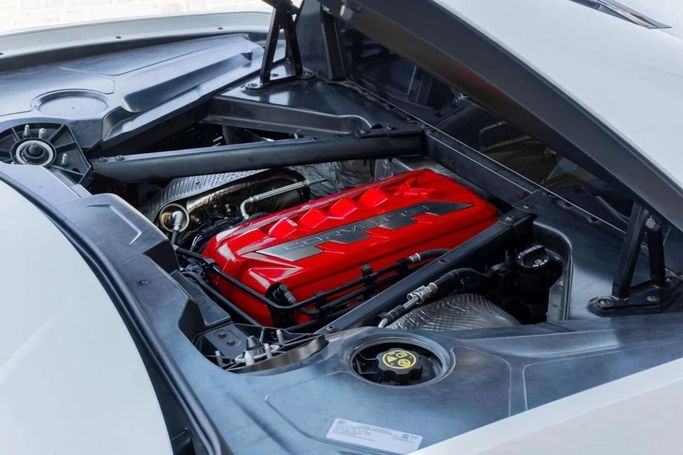 Подержанный Chevrolet Corvette Stingray C8, 6.2 л, 2024 в Аджмане от AMG Cars Белый цвет. Американская | AUTO.AE