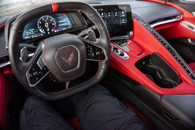 Подержанный Chevrolet Corvette Stingray C8, 6.2 л, 2024 в Аджмане от AMG Cars Белый цвет. Американская | AUTO.AE