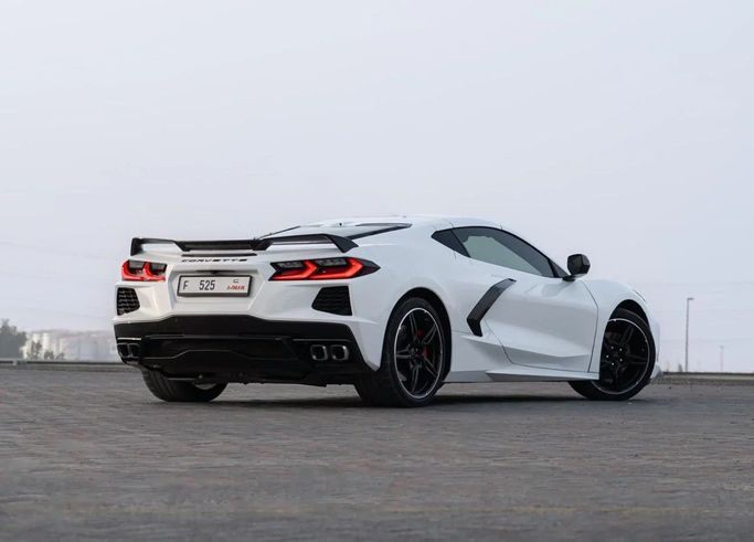 Подержанный Chevrolet Corvette Stingray C8, 6.2 л, 2024 в Аджмане от AMG Cars Белый цвет. Американская | AUTO.AE